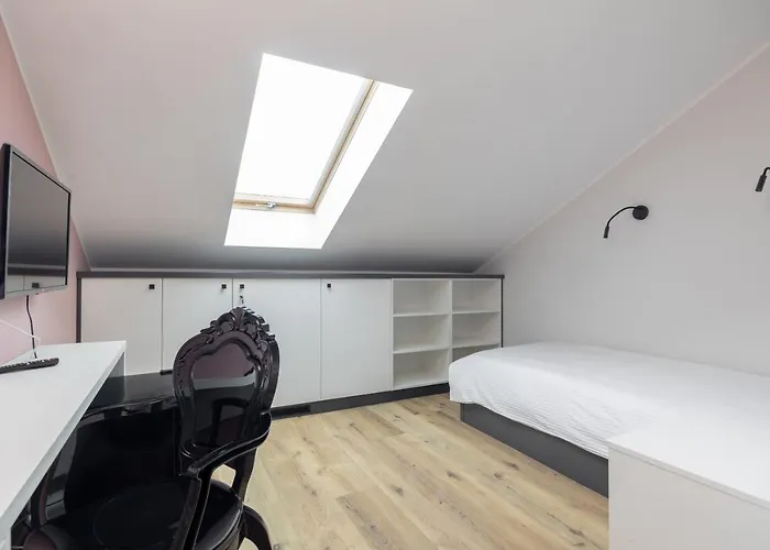 Ae Nowy Swiat By Bookinghost ワルシャワ